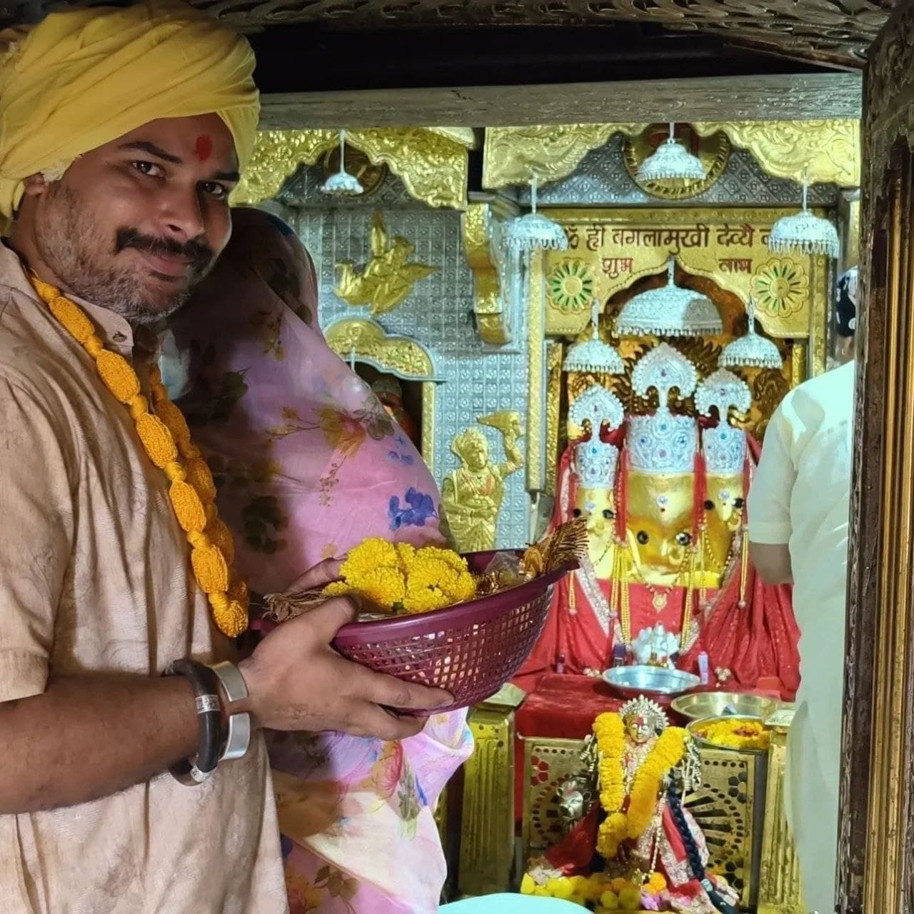 स्वर्णिम आभा से सुशोभित माँ बगलामुखी का दिव्य स्वरूप