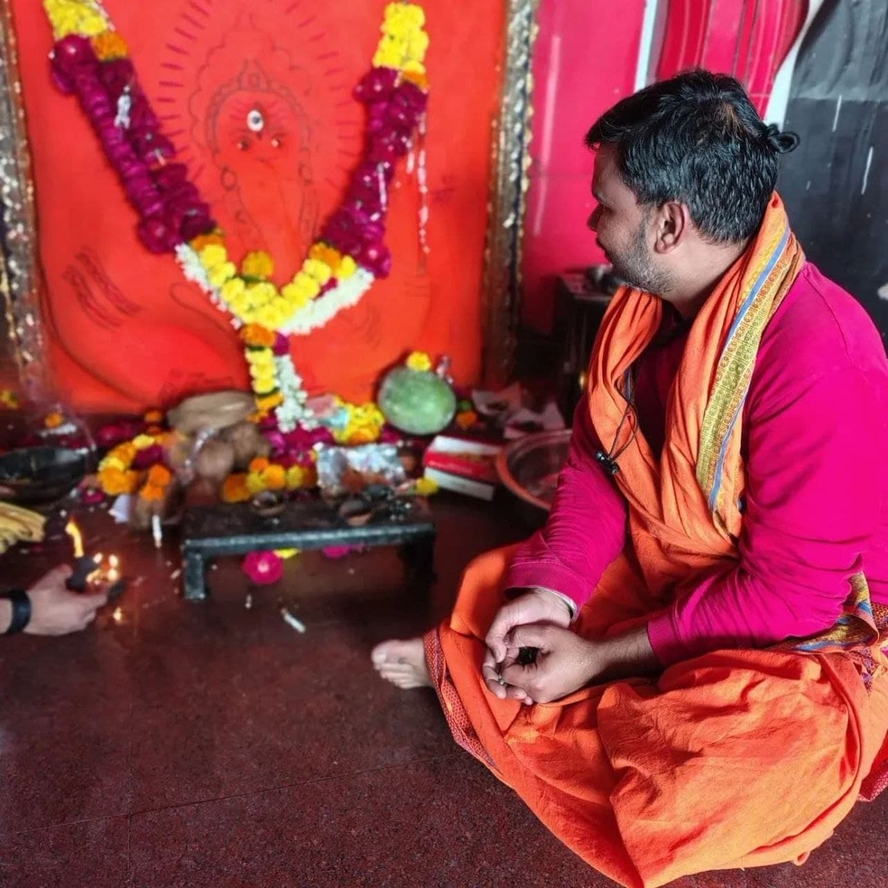 पंडित जी द्वारा श्रद्धापूर्वक अनुष्ठान का संचालन