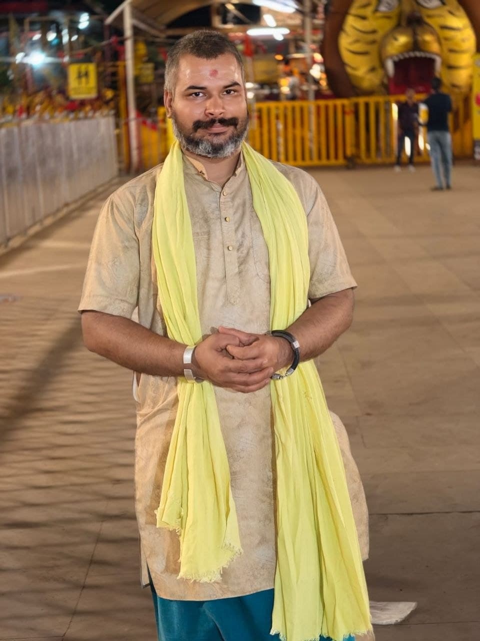 पंडित गजेंद्र व्यास जी, पीले दुपट्टे में हाथ जोड़े हुए